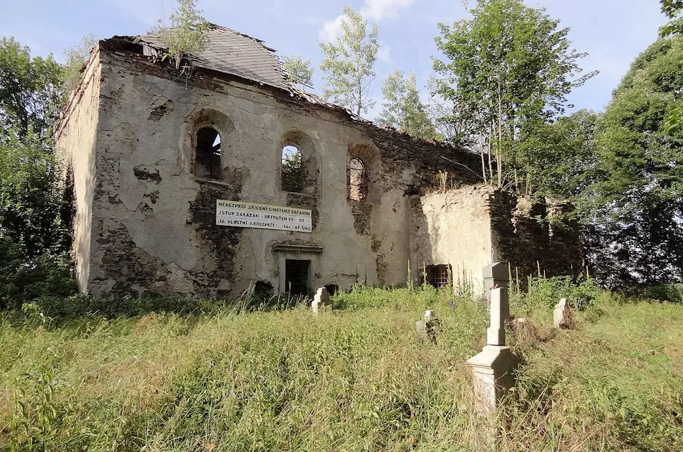 Zřícenina kostela sv. Anny v zaniklé obci Pořejov
