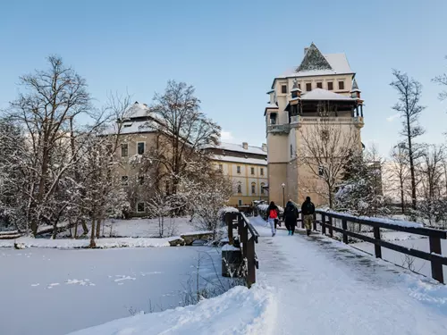 V zámeckém parku v Blatné se během adventních víkendů koná vánoční trh