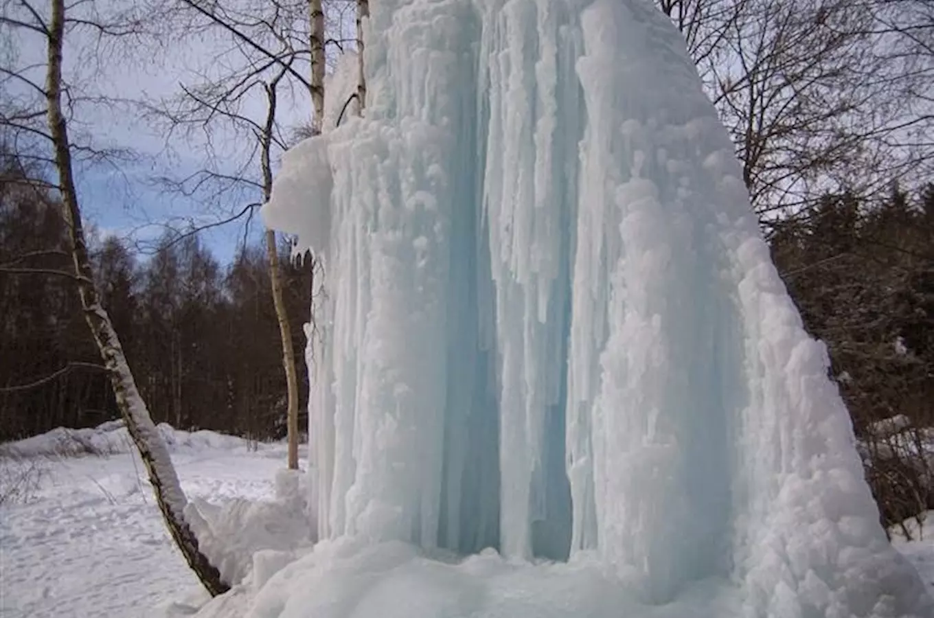 Lovětínský krápník – ledový stalagmit nedaleko Třeště