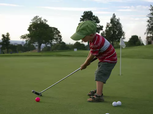 Stejne jako v lonském roce bude v nabídce behem golfové sezóny Detská golfová akademie