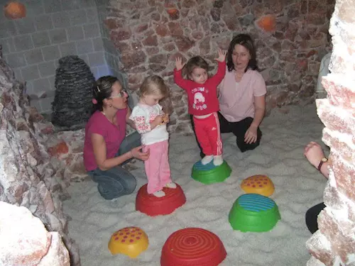 Cvičení  pro rodiče s dětmi v solné jeskyni AniKa