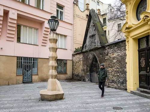 Unikátní kubistická lampa na Jungmannově náměstí v Praze