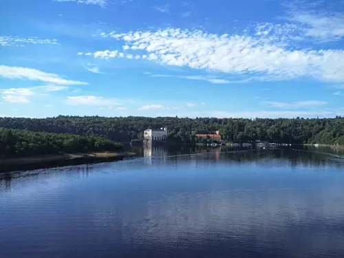 Den na plachetnici se školením jachtingu