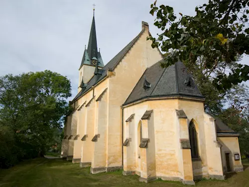 Novogotický kostel sv. Petra na Křivoklátě