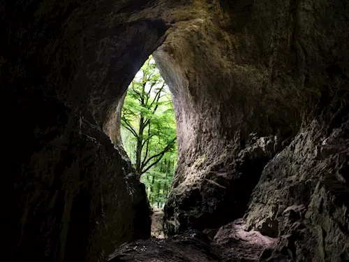 Průchozí jeskyně Jáchymka v Moravském krasu – kvůli hnízdění sokola uzavřena