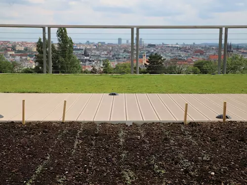Prohlédněte si zemědělské plodiny na střešním políčku Zemědělského muzea v Praze