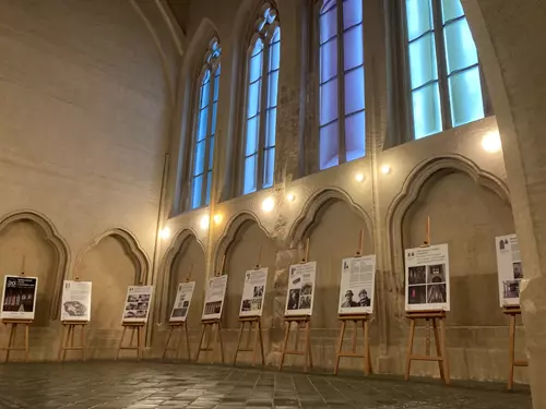 20 let špilberských vitráží z taveného skla – výstava na hradě Špilberk