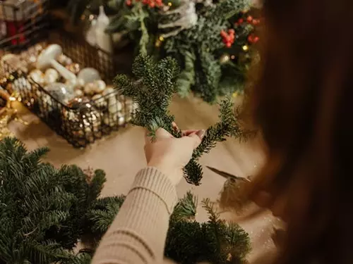 Zdobení adventních věnců – maminka a dcera společně