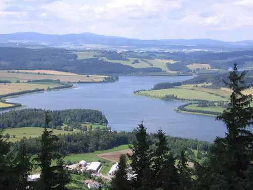 Lod pluje na objednání mezi Leskovcem nad Moravicí, Roudnem a Novou Plání