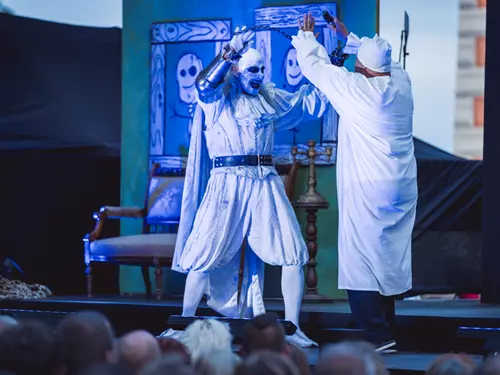 Strašidlo cantervillské v zámeckém parku Ostrov
