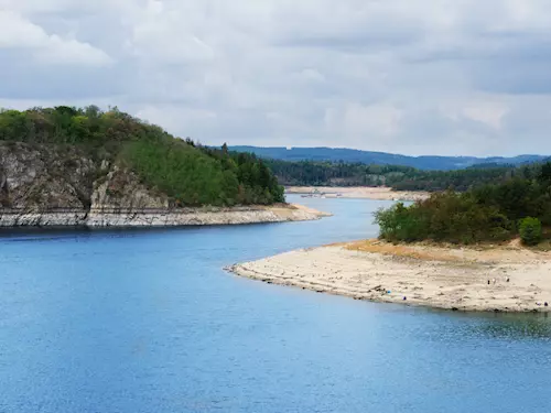 Nízká hladina přehrady Orlík láká k vycházkám podél jindy zatopených úseků Vltavy
