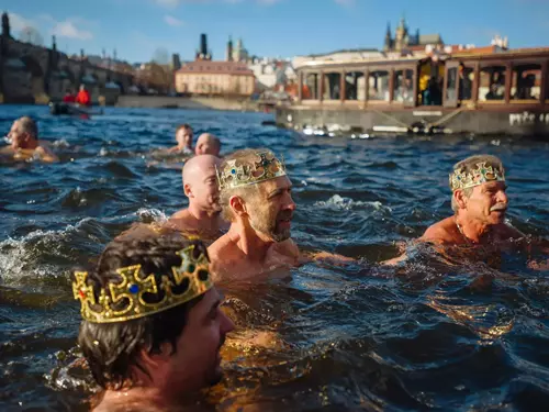 Věda a historie není nuda: 100 let od prvního vánočního plavání ve Vltavě 