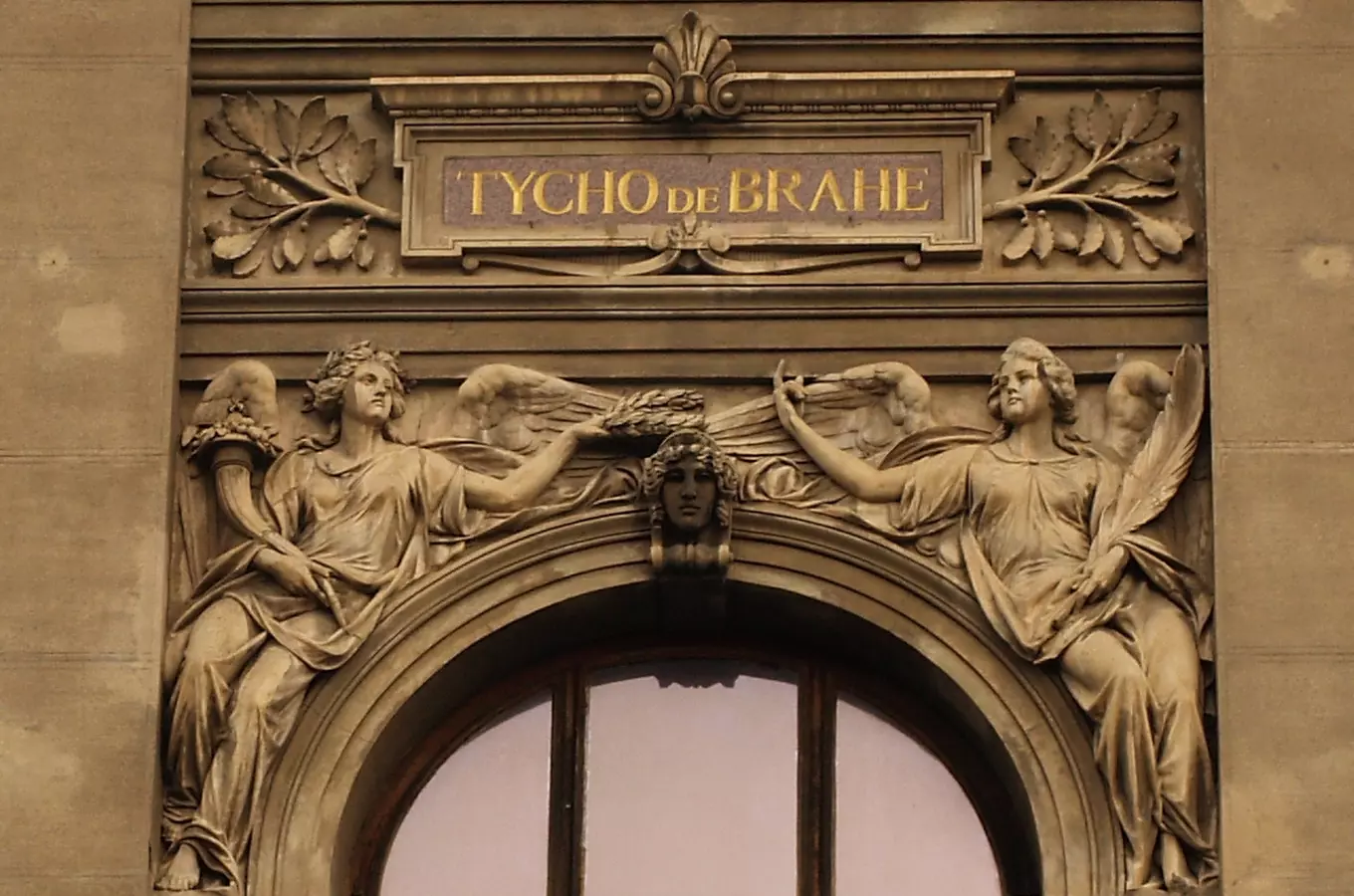 72 jmen na fasádě Národního muzea – největší přehlídka osobností českého národa