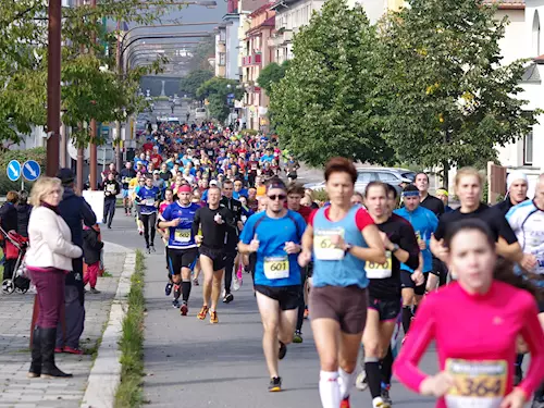 První kilometr závodu vede Smetanovou ulicí ve Vsetíne