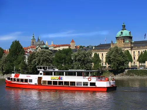 Zážitkové plavby na historických lodích po Vltavě