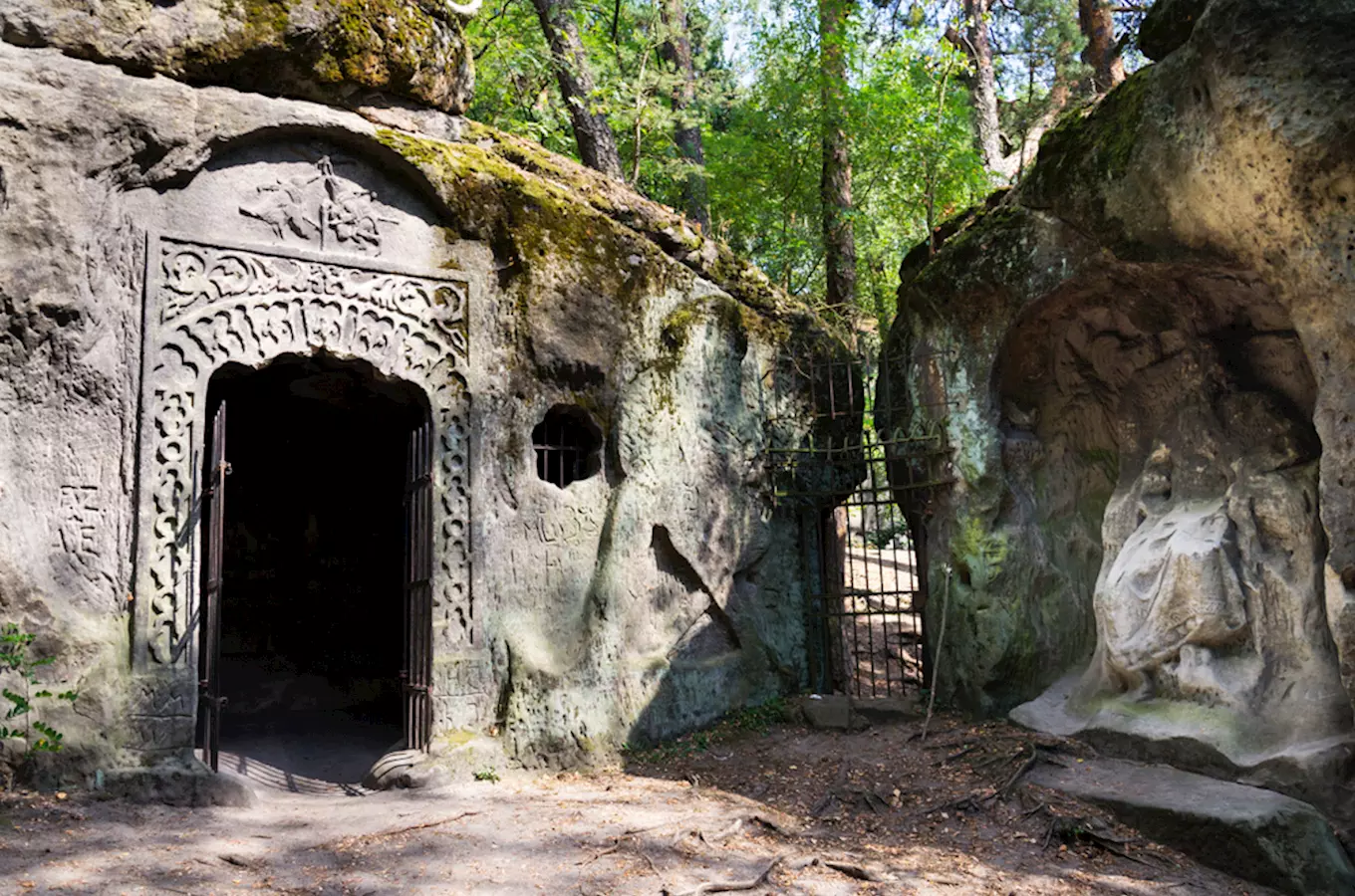 Jeskyně Klácelka s reliéfy sochaře Václava Levého