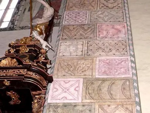 Kostel sv. Jana Křtitele v Jindřichově Hradci – záhadné nástěnné malby