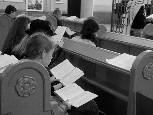 Modlitba v synagoze