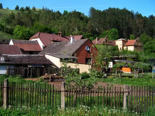 Bývalý zámeček a osada Cikánka u Radotína