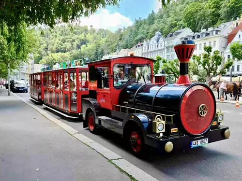 Prohlédněte si Karlovy Vary z vyhlídkového autovláčku