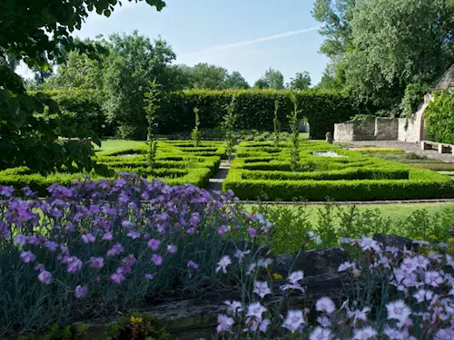 Botanicus v Ostré otevírá vesničku řemesel i bylinné zahrady