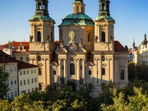 Kde se nachází nejstarší dochované domovní znamení v Praze?