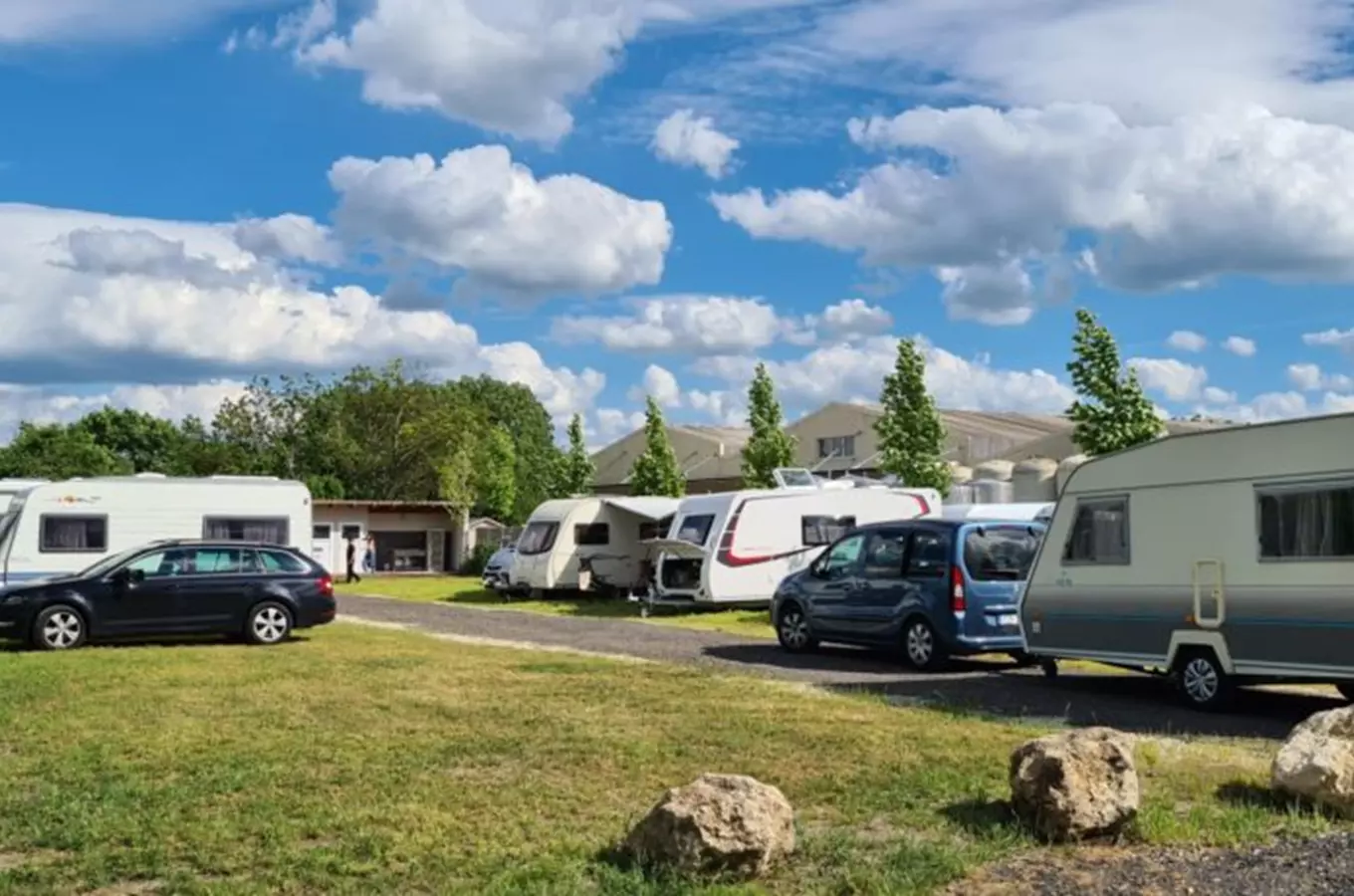 Karavanem za vínem na jižní Moravu aneb stellplatzy přímo ve vinařství 