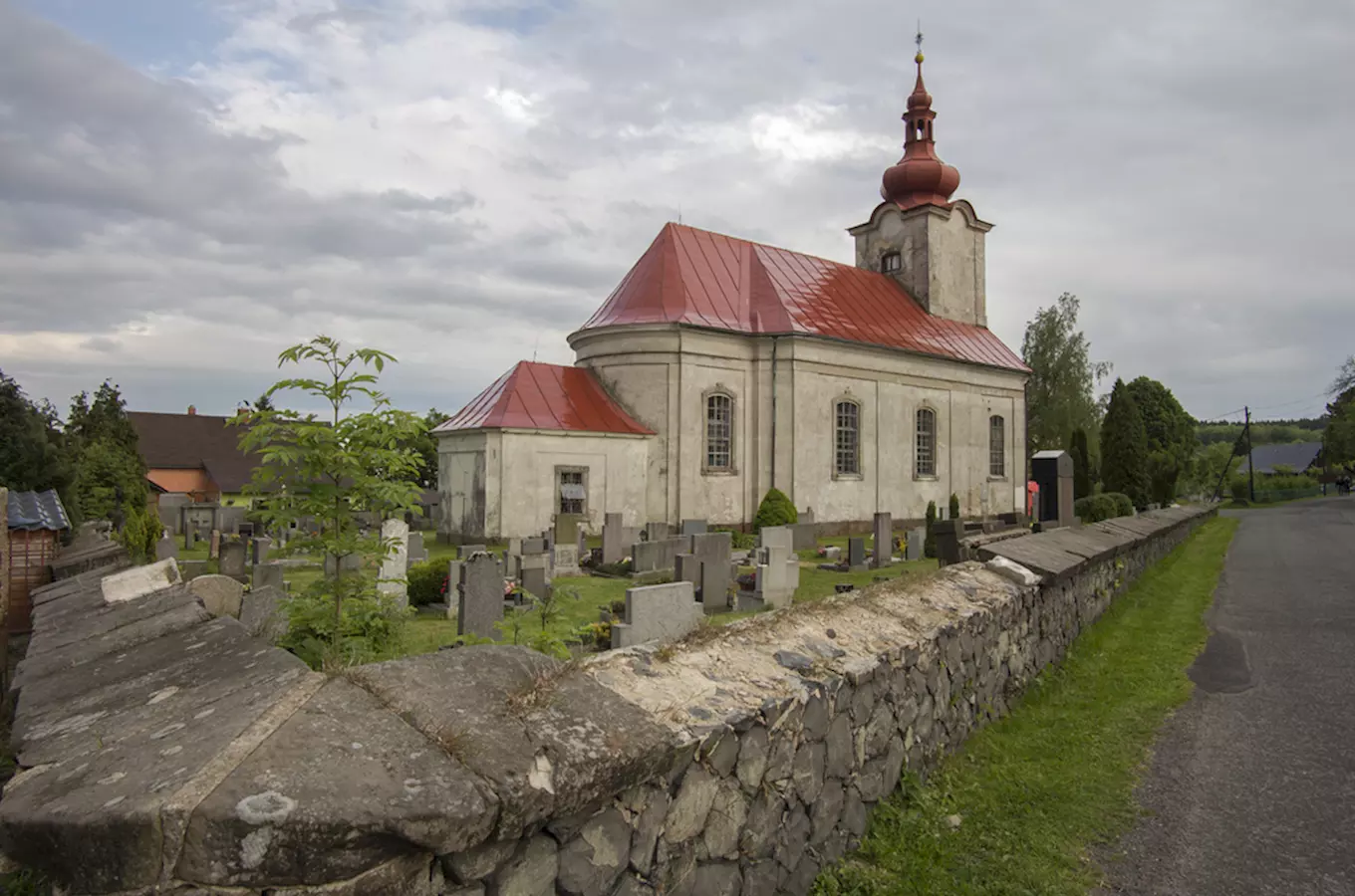 Barokní kostel sv. Vavřince u Kamenického Šenova 