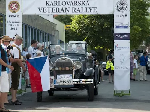 Setkání historických vozů pokračují karlovarskou Veteran Rally
