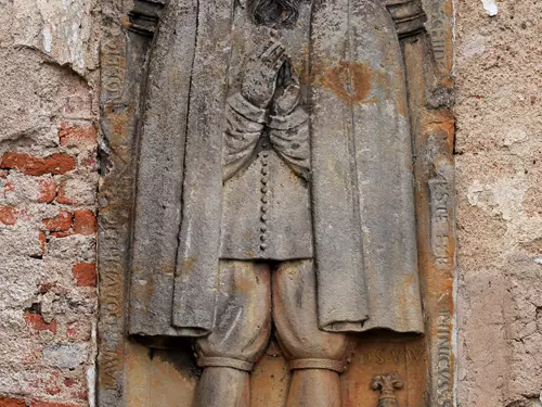 Renesanční náhrobník majitele sklárny v Mlýnickém Dvoře Dominika Schürera z Waldheimu z počátku 17. stol.