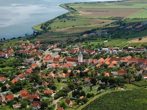 Soutežící vydají na 5,5 km dlouhou znacenou trasu po svazích Pálavy