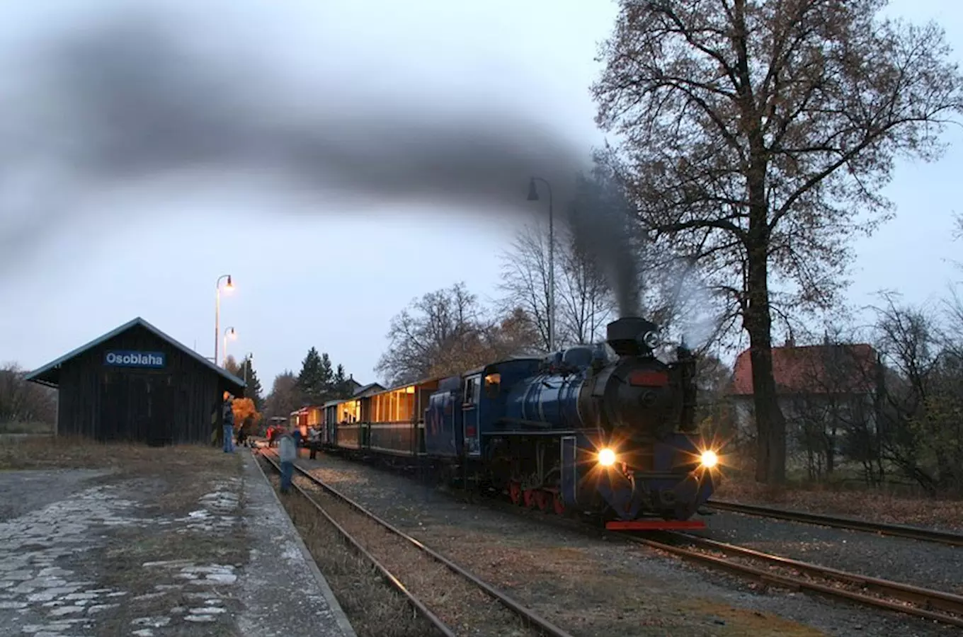 Svatomartinský parní vlak ceká na svuj výjezd z Osoblahy pres Bohušov do Tremešné