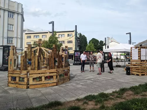 Hudební dílna u dřevěné koruny