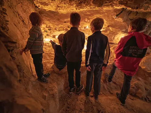 Večerní prohlídky jeskyně Na Turoldu při svíčkách
