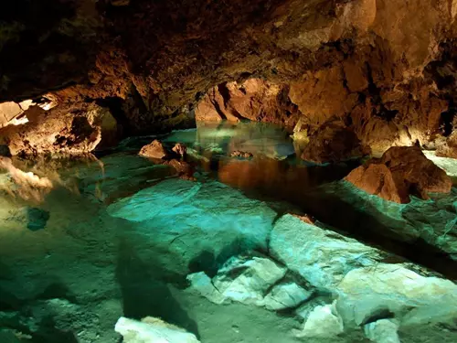 Bozkovské dolomitové jeskyně můžete navštívit i v zimním období