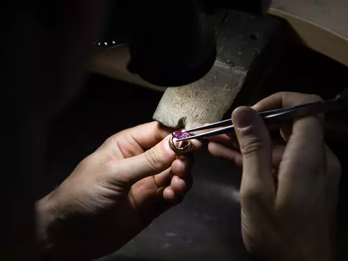 Objevte krásu drahých kamenů: 10 tipů, kde najdete expozice šperků a šperkařské dílny