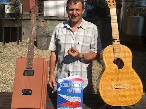 Nejmenší model kytary v Muzeu rekordů a kuriozit Pelhřimov
