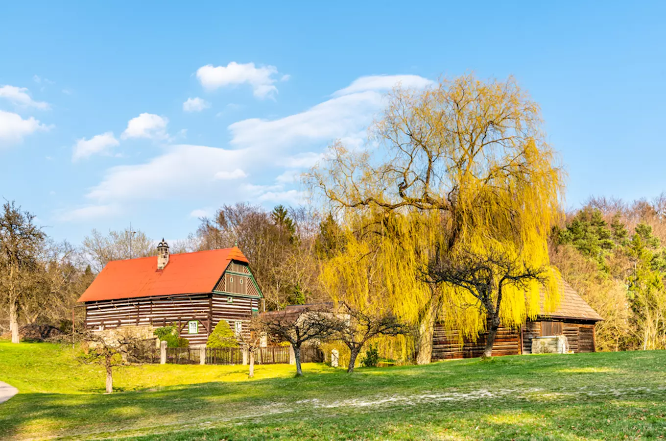 Kopicův statek s nedalekými skalními reliéfy – památka lidové architektury