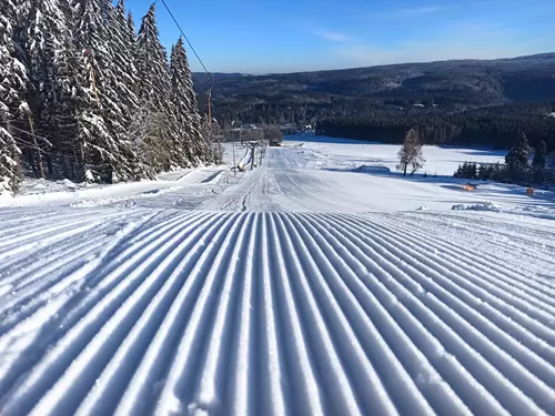 Ski OZ – skiareál Orlické Záhoří pod vrcholem Koruna