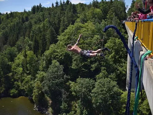 Bungee jumping ze Zvíkovského mostu