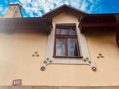 Detail průčelí domu v Čelákovicích
