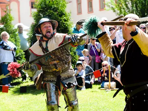 Zámek nabízí pestré vyžití - koncerty, divadla, slavnosti, kinematograf, prednášky, ale i nocní prohlídky