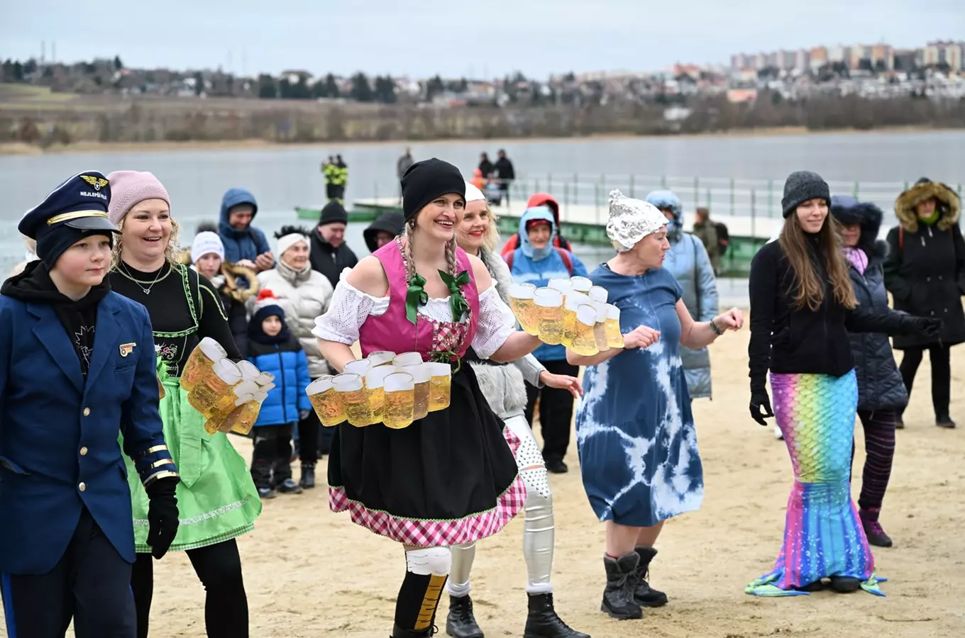 Karneval otužilců na pláži Ostende u Velkého boleveckého rybníka