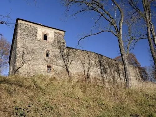 Tvrz Mrač – nejzachovalejší středověká tvrz s palácovým opevněním