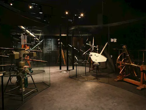 Newtona pripomíná i výstava v Národním technickém muzeu