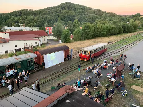 Druhý ročník promítání letního kina na nádraží v Kamenickém Šenově v srpnu 2022.