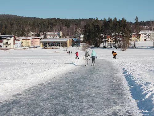 Lipno konečně zamrzlo – projeďte se po zamrzlé přehradě!