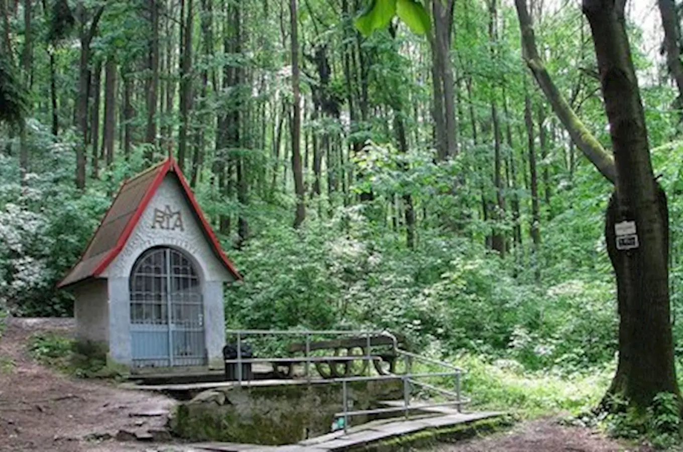 Oční studánka s kapličkou u Starého Jičína