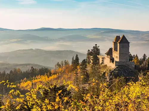 Hrady, zámky a jejich známí i neznámí stavitelé: od gotiky přes baroko až po secesi  