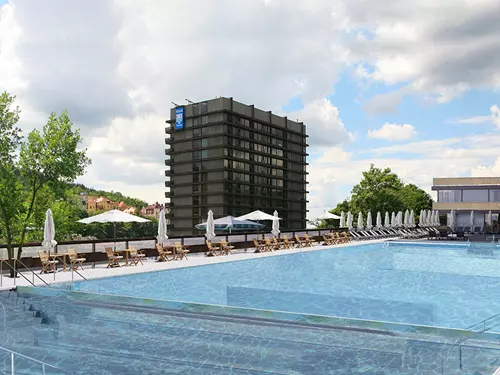 Hotel Thermal otevírá ikonický střešní bazén: nabízí koupání v termální i běžné vodě